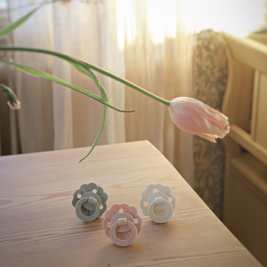 おしゃぶり Binky Bloom -  Vanilla White (3ヶ月~)