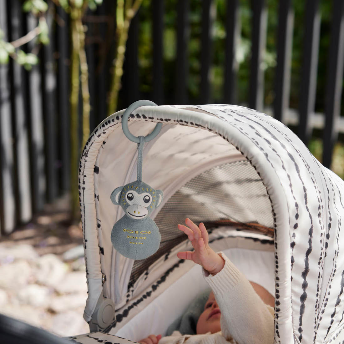 ストローラートイ - Playful Pebble