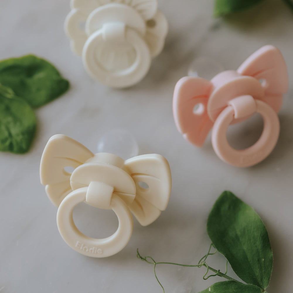 おしゃぶり Binky Bow - Misty Pink (3ヶ月～) | Elodie エロディ